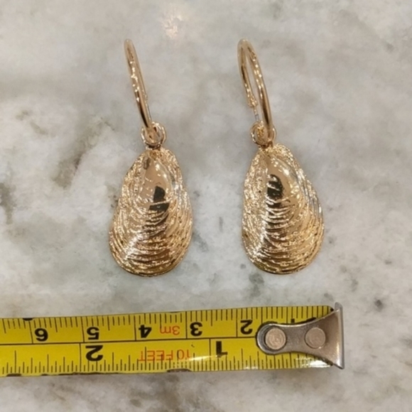 14K Gold Plated Sea Shell Drop Hoop Earrings - Picture 4 of 4